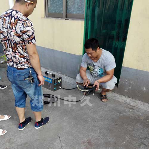 云南客戶考察我廠電加熱蒸汽清洗機